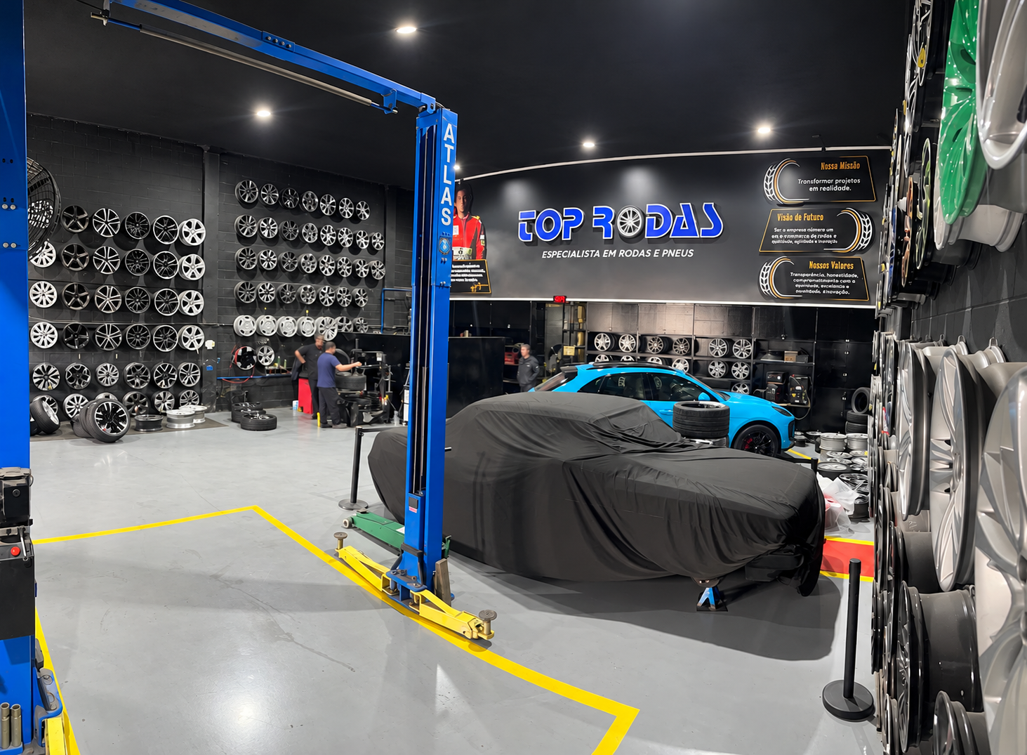 Oficina Top Rodas com carros e rodas em exposição