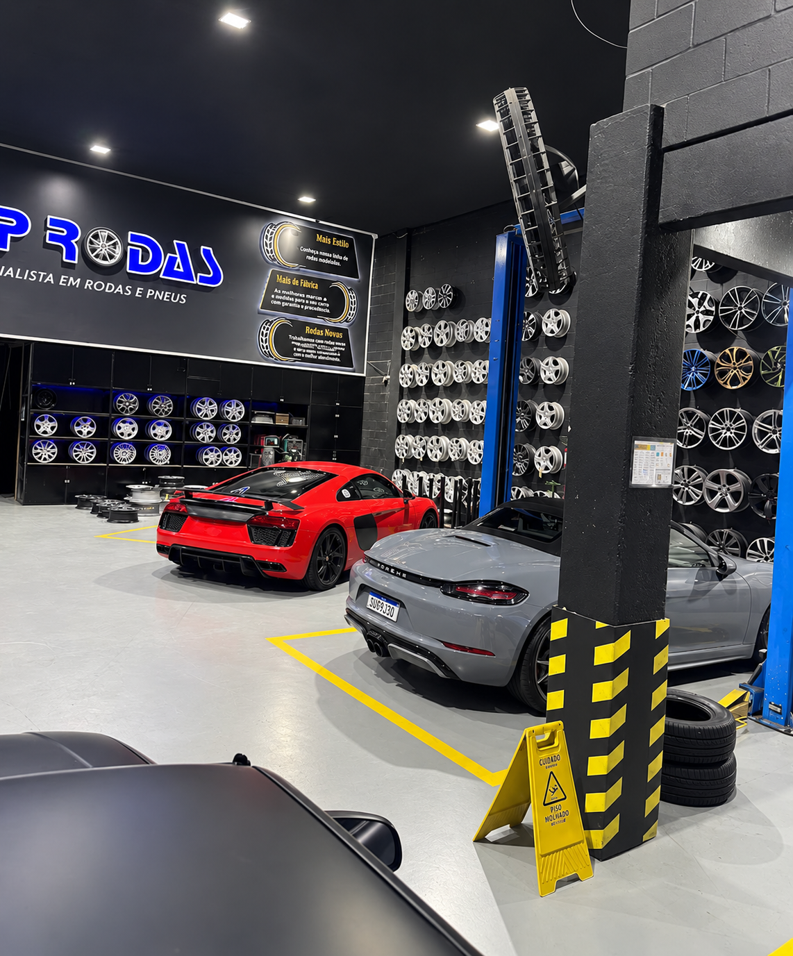 Showroom da Top Rodas com veículos e rodas em exposição