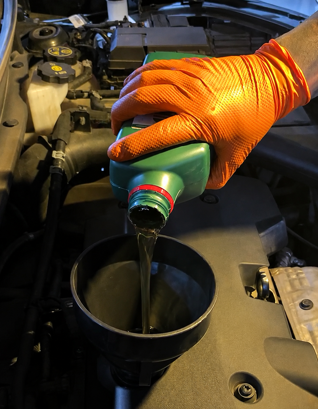 Abastecimento de óleo no motor durante a manutenção